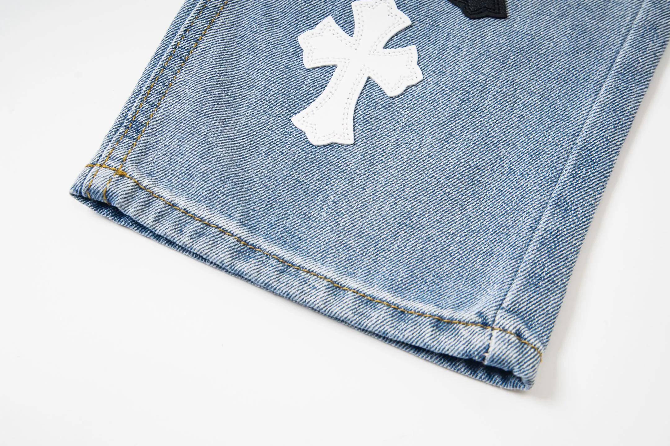 P240 Chrome Hearts light blue, black and white multi-quick leather couple jeans are a hot item this season and are sought after by countless celebrities and fashionistas. The neat details of the cutting process add color to the playful fashion! The neat and meticulous design, and the well-fitting structure is unique. The upper body not only has outstanding recognition, but also looks younger and younger. A style with the ultimate wearing meaning and performance, gorgeous color matching, and the craftsmanship of this style is also extremely extraordinary. After the finished product is washed, it is disassembled and hand-made with sheepskin cross leather and then spliced ​​together to complete. The whole piece has too many craftsmanship to describe. It is decorated with patchwork cross flowers and high-waisted washed jeans! ! Absolutely high-end luxury product, a god-level single product, a super popular product, made by top heavy industry, a magic weapon that cannot be missed. Style number: 1830# Size: 28 30 32 34 36 Color: light blue